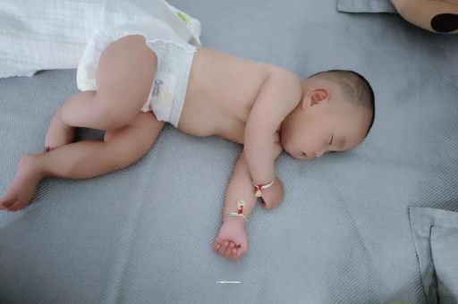 石河子六个月宝宝眼睛散光